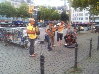 op diverse plaatsen was Live muziek