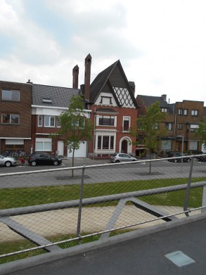 Kortrrijk huis met aparte schoorstenen vanaf fietsbrug.jpg