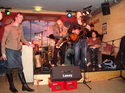 RokSterNL tijdens optreden in 't Syndicaat met op de achtergrond de band spelend. Foto genomen op 9 november 2008