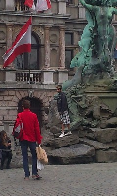 man in rok op grote markt antw.jpg