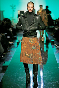 Man in rok en laarzen van Vivian Westwood